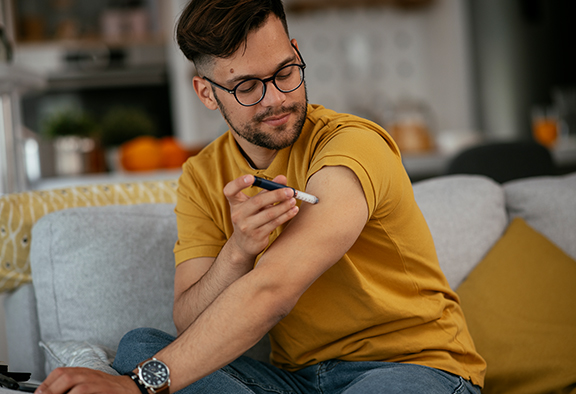 Man injecting insulin